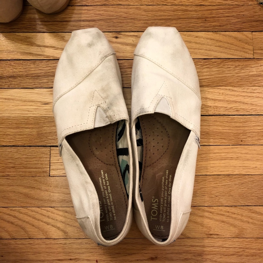 Size 8 white Toms